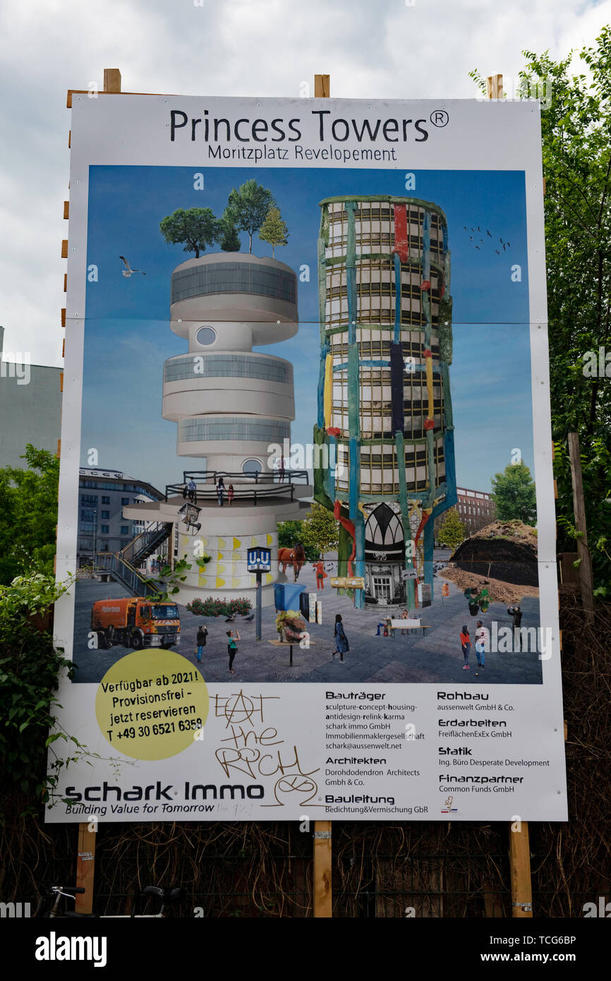 Berlin, Allemagne. Le 08 juin, 2019. "Princess Towers - Développement Moritzplatz' est écrit sur une affiche à Moritzplatz dans Kreuzberg. Cependant, il n'est pas un chantier de signe, mais une action de l'art par l'artiste Dorothea Nold. C'est donc pour protester contre la construction d'immobilier de luxe à Berlin. Crédit : Paul Zinken/dpa/Alamy Live News Banque D'Images