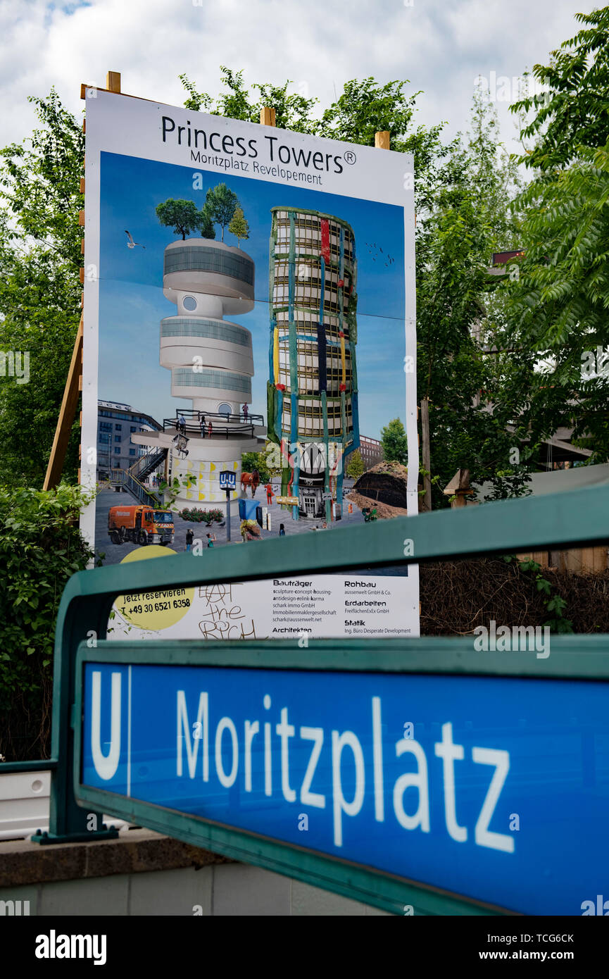 Berlin, Allemagne. Le 08 juin, 2019. "Princess Towers - Développement Moritzplatz' est écrit sur une affiche en face de l'entrée du métro Moritzplatz dans Kreuzberg. Cependant, il n'est pas un chantier de signe, mais une action de l'art par l'artiste Dorothea Nold. C'est donc pour protester contre la construction d'immobilier de luxe à Berlin. Crédit : Paul Zinken/dpa/Alamy Live News Banque D'Images