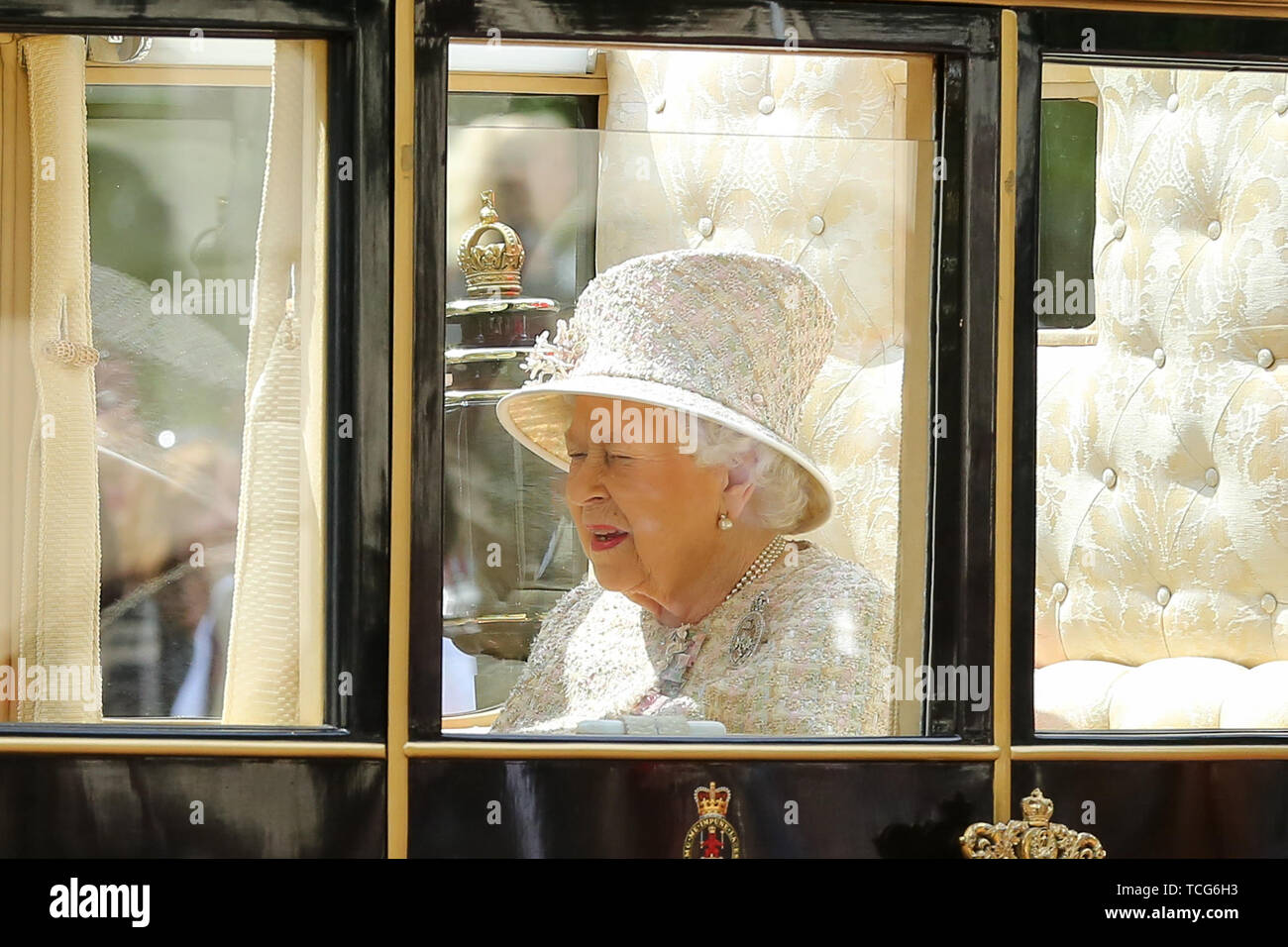 Le centre commercial. Londres, Royaume-Uni. 8 juin 2019. - Sa Majesté la Reine se rend à Horse Guards Parade la parade pour la cérémonie des couleurs, qui marque son 93e anniversaire, le plus long règne de crédit monarque : Dinendra Haria/Alamy Live News Banque D'Images