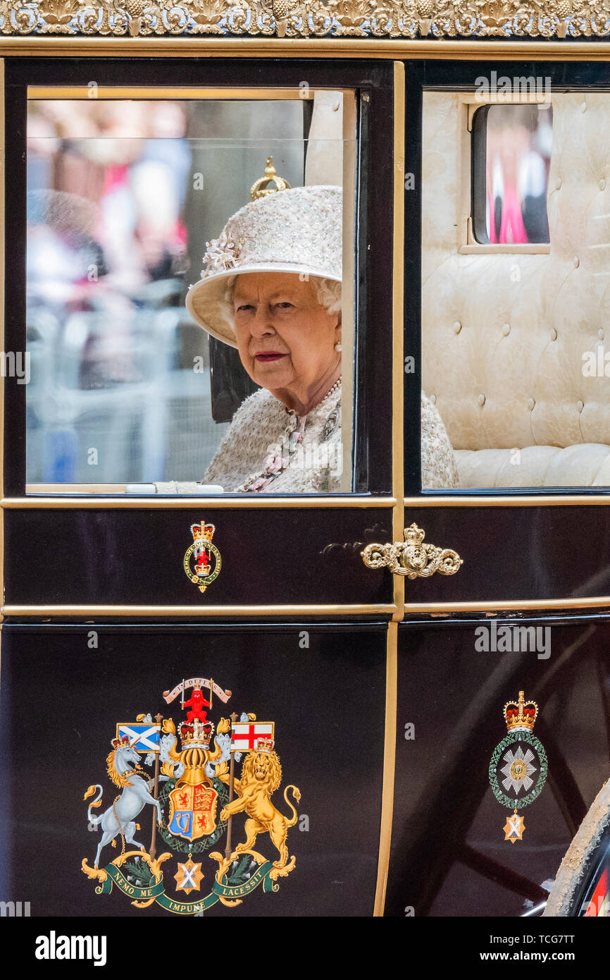 Londres, Royaume-Uni. Le 08 juin, 2019. La Reine retourne - Défilé de l'anniversaire de la reine, plus connue sous le nom de Parade la couleur.Cette année, le régiment "parade" sa couleur (drapeau régimentaire de cérémonie) a été le 1er Bataillon Grenadier Guards. Crédit : Guy Bell/Alamy Live News Banque D'Images