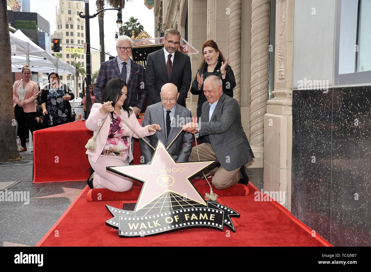 Los Angeles, CA, USA. 7 juin, 2019. Rana Ghadban, Vin Di Bona, Alan Arkin, Steve Carell, Matthew Arkin, Donelle Dadigan à la cérémonie d'intronisation pour l'étoile sur le Hollywood Walk of Fame pour Alan Arkin, Hollywood Boulevard, Los Angeles, CA 7 juin 2019. Crédit : Michael Germana/Everett Collection/Alamy Live News Banque D'Images