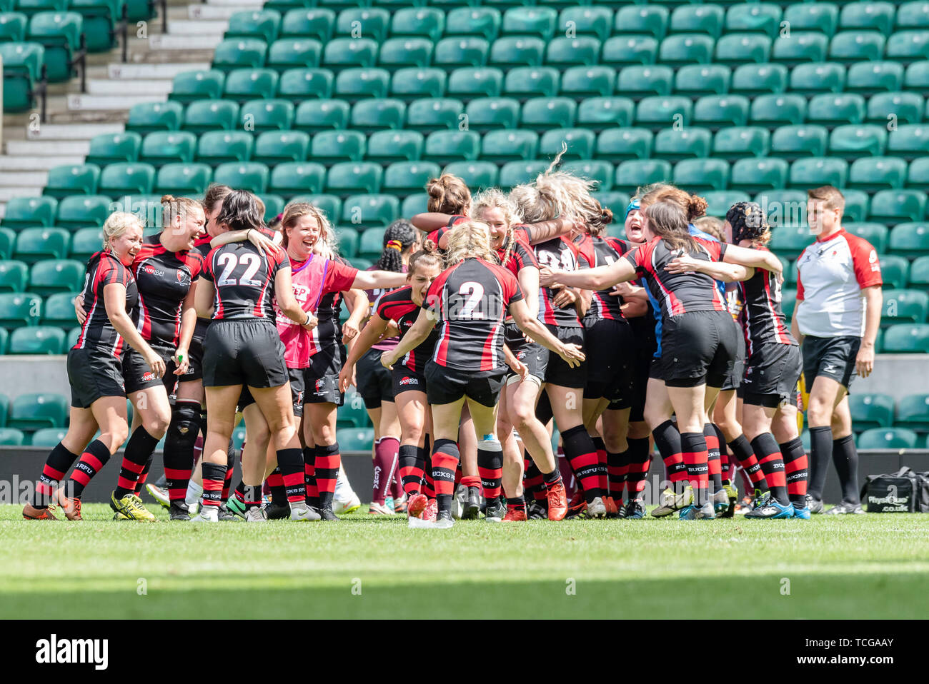 Londres, Royaume-Uni. 08th, 2019 nov. Le Buckinghamshire Mesdames Rugby Club célébrer remportant du Gill Burns County Championship Division 2 durant le projet de loi final championnat du comté de Beaumont Division 2 finale : Surrey v Leicestershire au stade de Twickenham, le samedi 08 juin 2019. Londres Angleterre . (Usage éditorial uniquement, licence requise pour un usage commercial. Aucune utilisation de pari, de jeux ou d'un seul club/ligue/dvd publications.) Crédit : Taka G Wu/Alamy Live News Banque D'Images