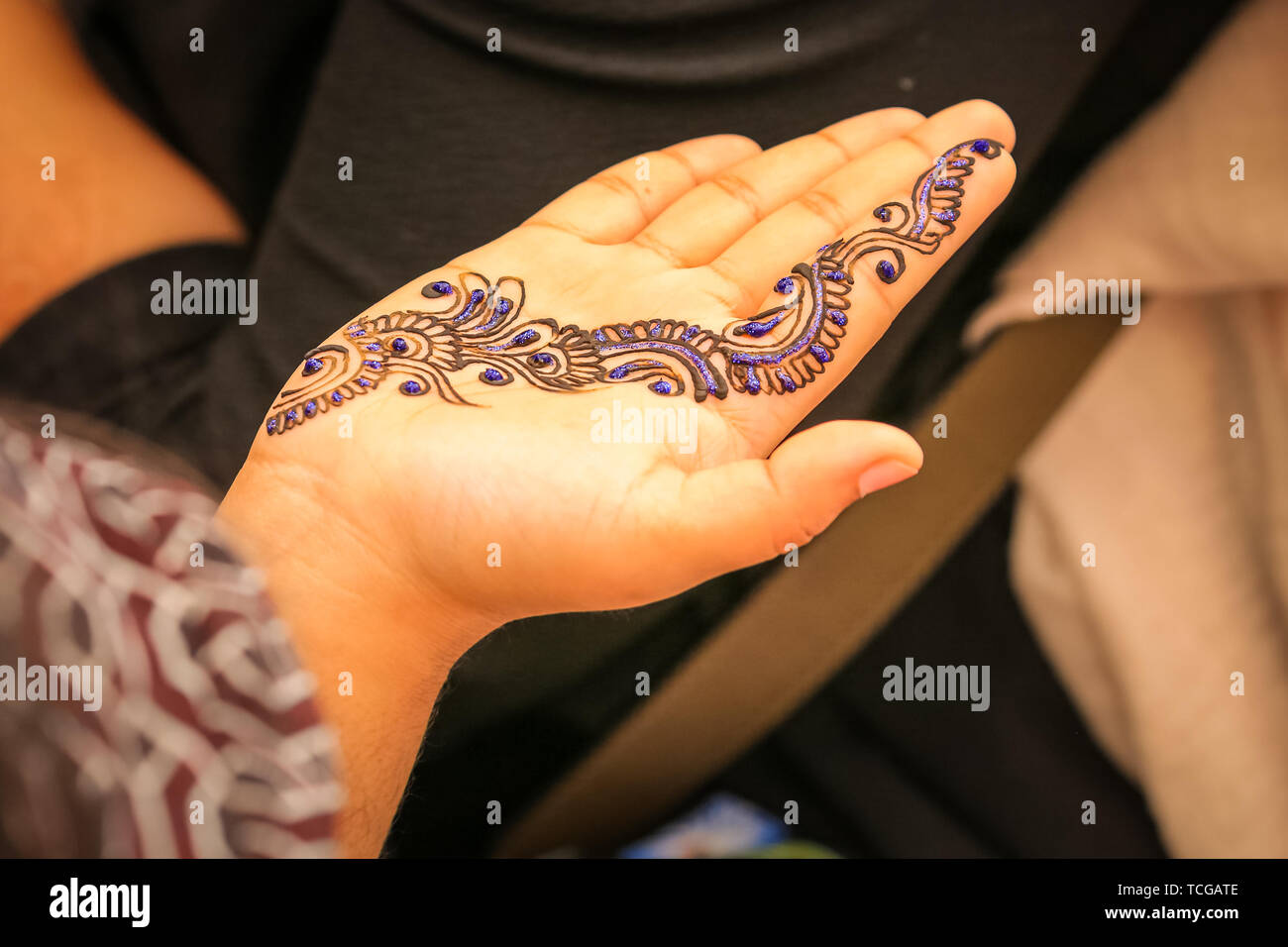 Trafalgar Square, Londres, Royaume-Uni, le 08 juin 2019. Couleur henné décoratif Mehndi est populaire auprès des visiteurs de la cale. Des milliers de Londoniens et les visiteurs arrivent ensemble à Trafalgar Square pour célébrer la fin du Ramadan et Eid Festival, ainsi que la riche diversité culturelle de Londres. Le festival est organisé par le maire de Londres Sadiq Khan. Banque D'Images