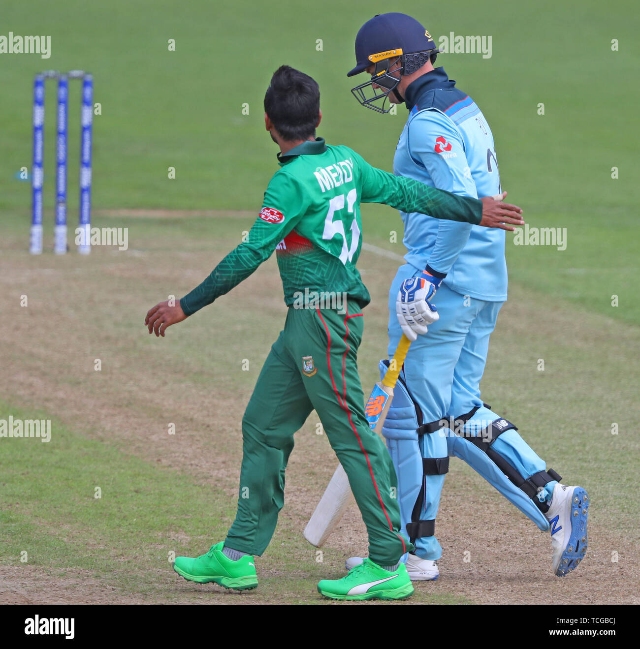 CARDIFF, Pays de Galles. 08 juin 2019 : Jason Roy d'Angleterre obtient une tape dans le dos de bowler Mehedi Hasan Miraz du Bangladesh après qu'il est rejeté au cours de l'Angleterre v Le Bangladesh, l'ICC Cricket World Cup Match à Cardiff, Pays de Galles Stadium, Cardiff, Pays de Galles. Credit : Cal Sport Media/Alamy Live News Banque D'Images