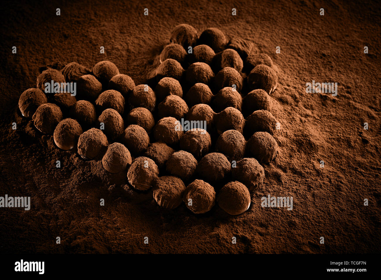 Arrangement en forme de coeur romantique de luxe de billes de chocolat Pralines, bonbons ou saupoudrés de poudre de cacao vu low angle pour une carte de Saint-Valentin Banque D'Images