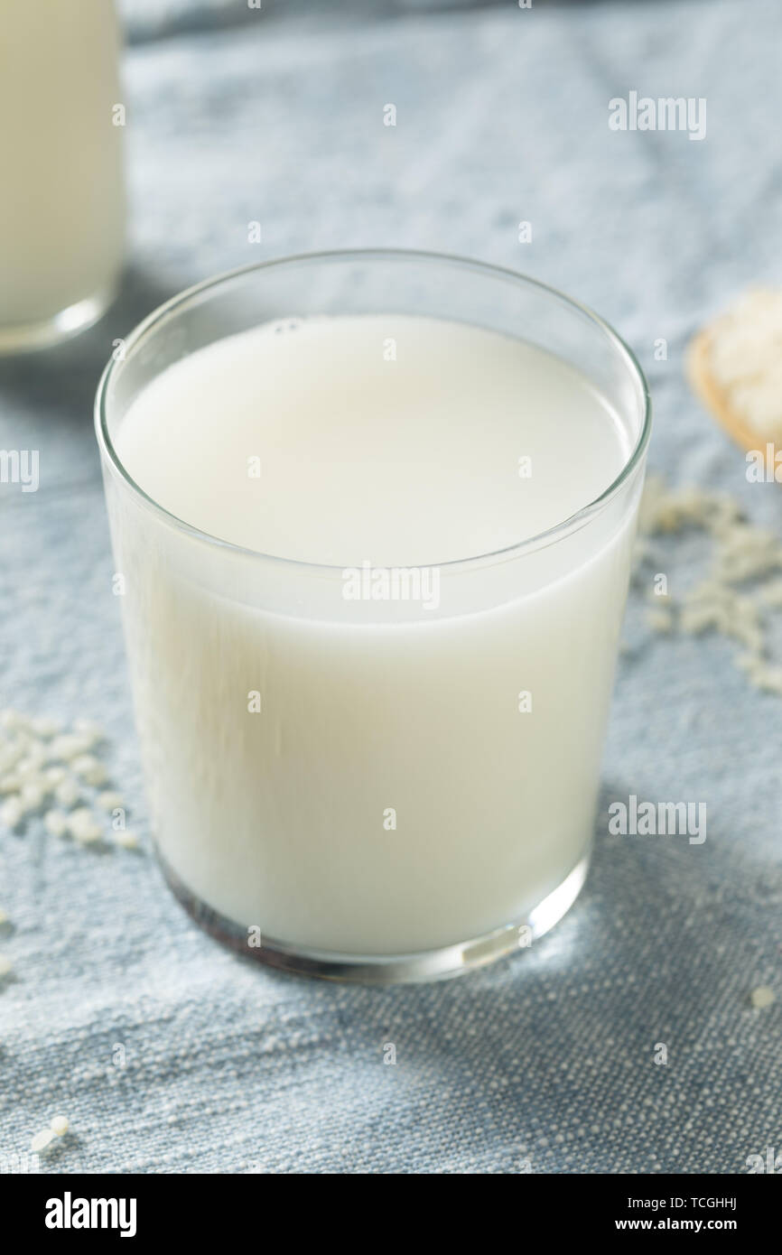 Végétalien biologique sain dans un verre de lait de riz Banque D'Images