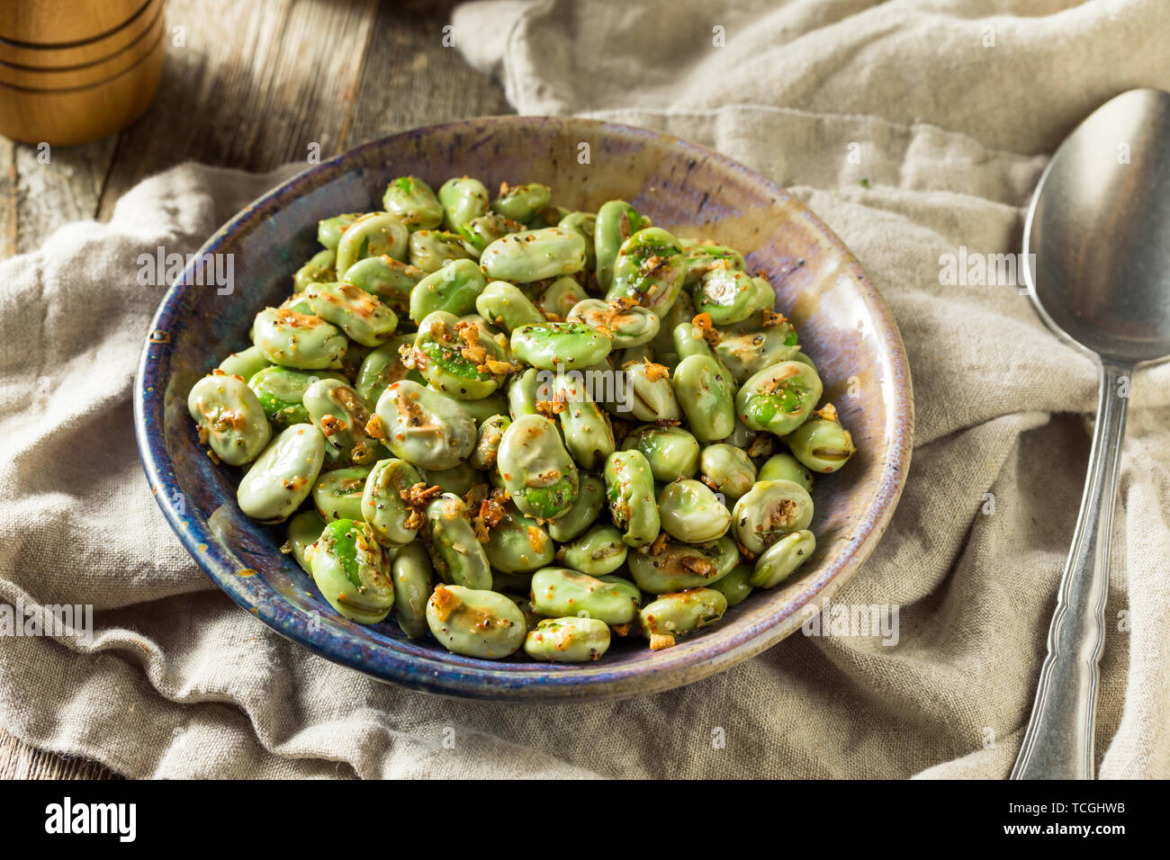 Févettes sautées ail maison prêt à manger Banque D'Images