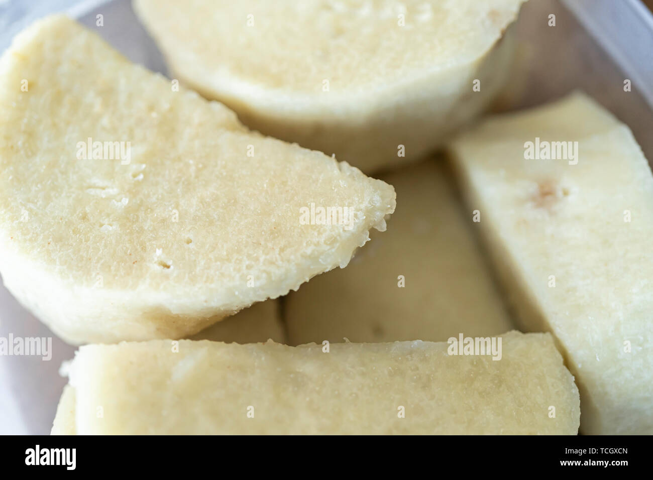 L'igname bouillie nigérian dans un contenant de plastique Banque D'Images