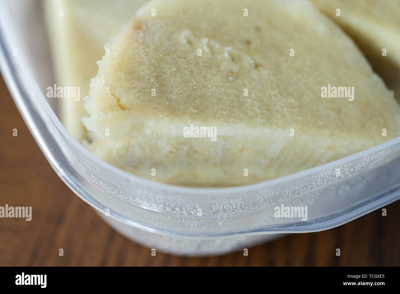 L'igname bouillie nigérian dans un contenant de plastique Banque D'Images