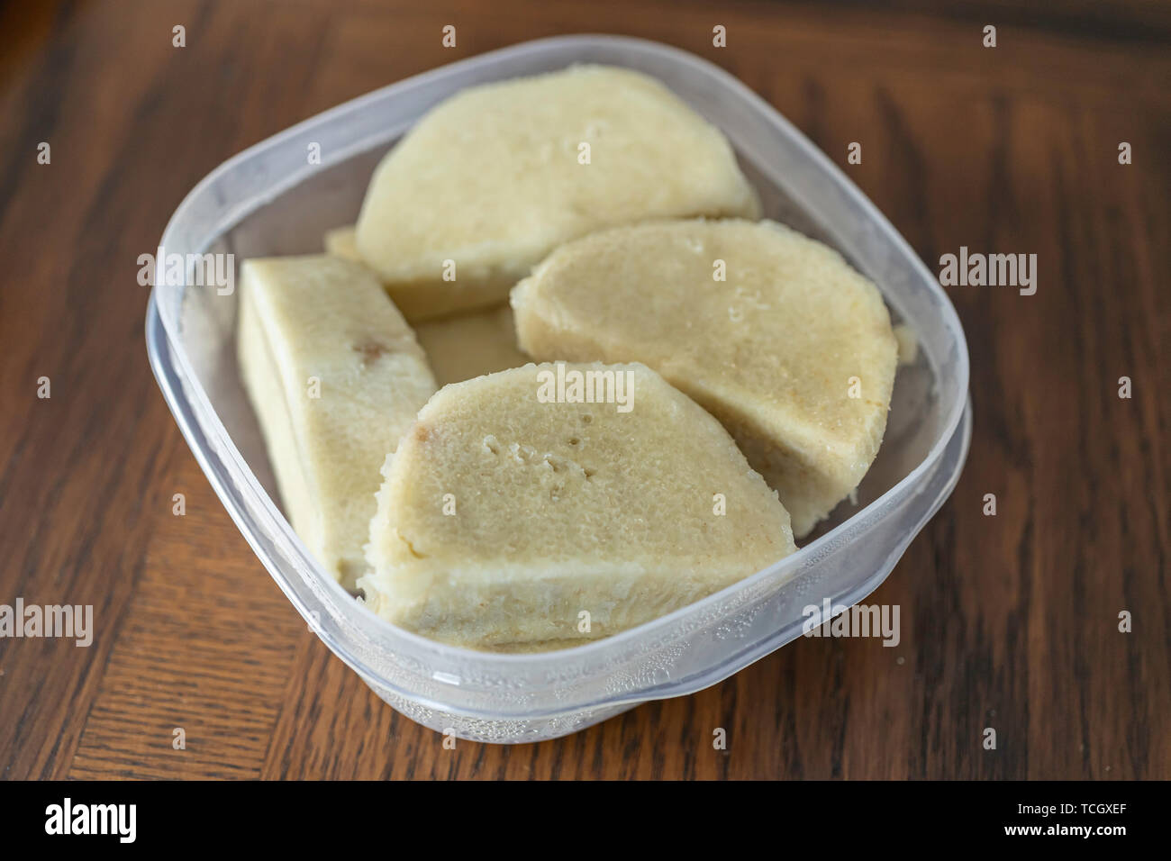 L'igname bouillie nigérian dans un contenant de plastique Banque D'Images