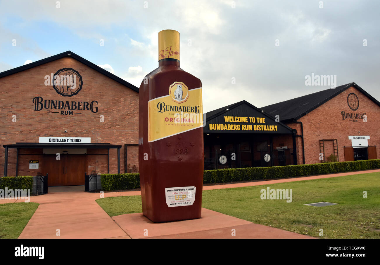 Bundaberg, Australie - Apr 23, 2019. Big Bundy dans la bouteille avant de la distillerie de rhum de Bundaberg et musée. Bundaberg Rum est souvent appelé 'Bund Banque D'Images