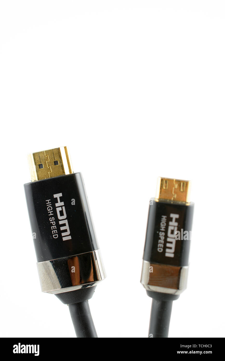 Câbles HDMI mini normal et à côté de l'autre avec un fond blanc Banque D'Images