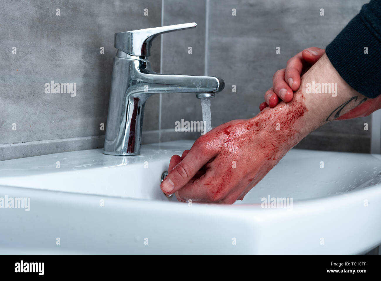 Vue partielle de l'homme lave-mains dans le lavabo de la coagulation Banque D'Images