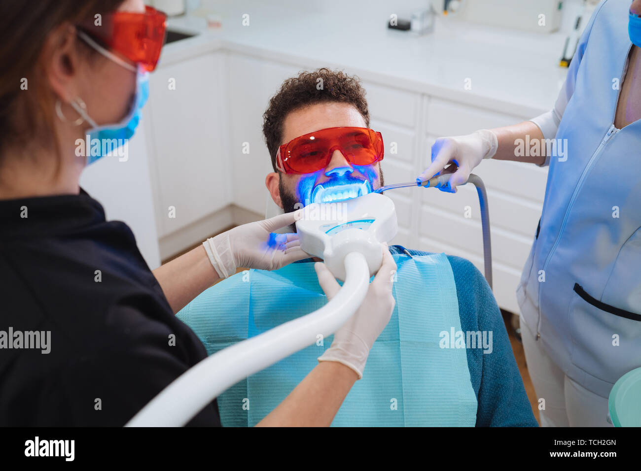 Blanchiment des dents au laser dentiste prix. Le blanchiment des dents pour  les hommes. Le blanchiment des dents dentiste à la clinique Photo Stock -  Alamy