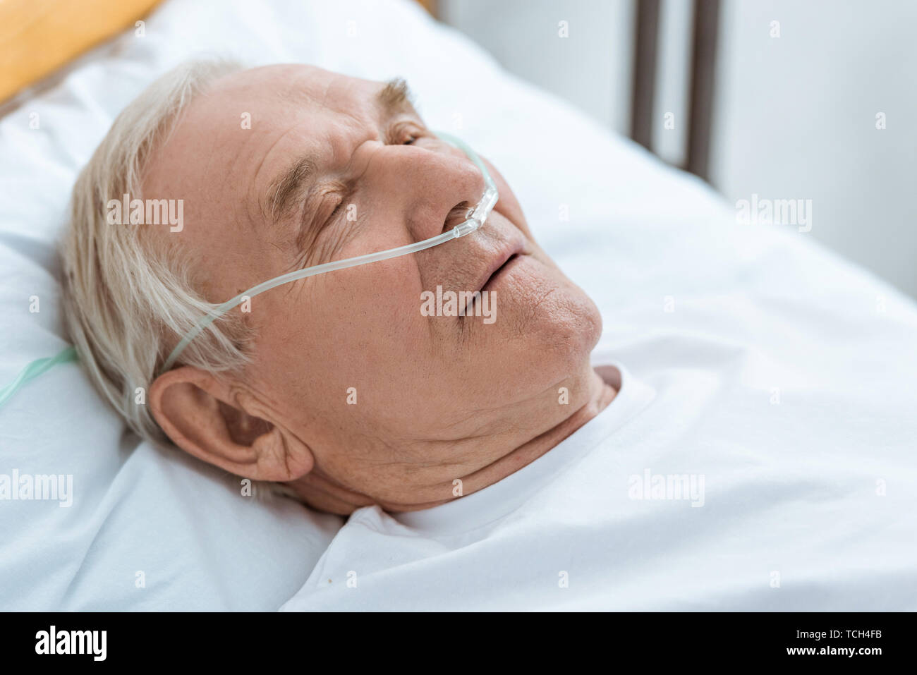 Avec senior patient inconscient à l'hôpital canule nasale Banque D'Images