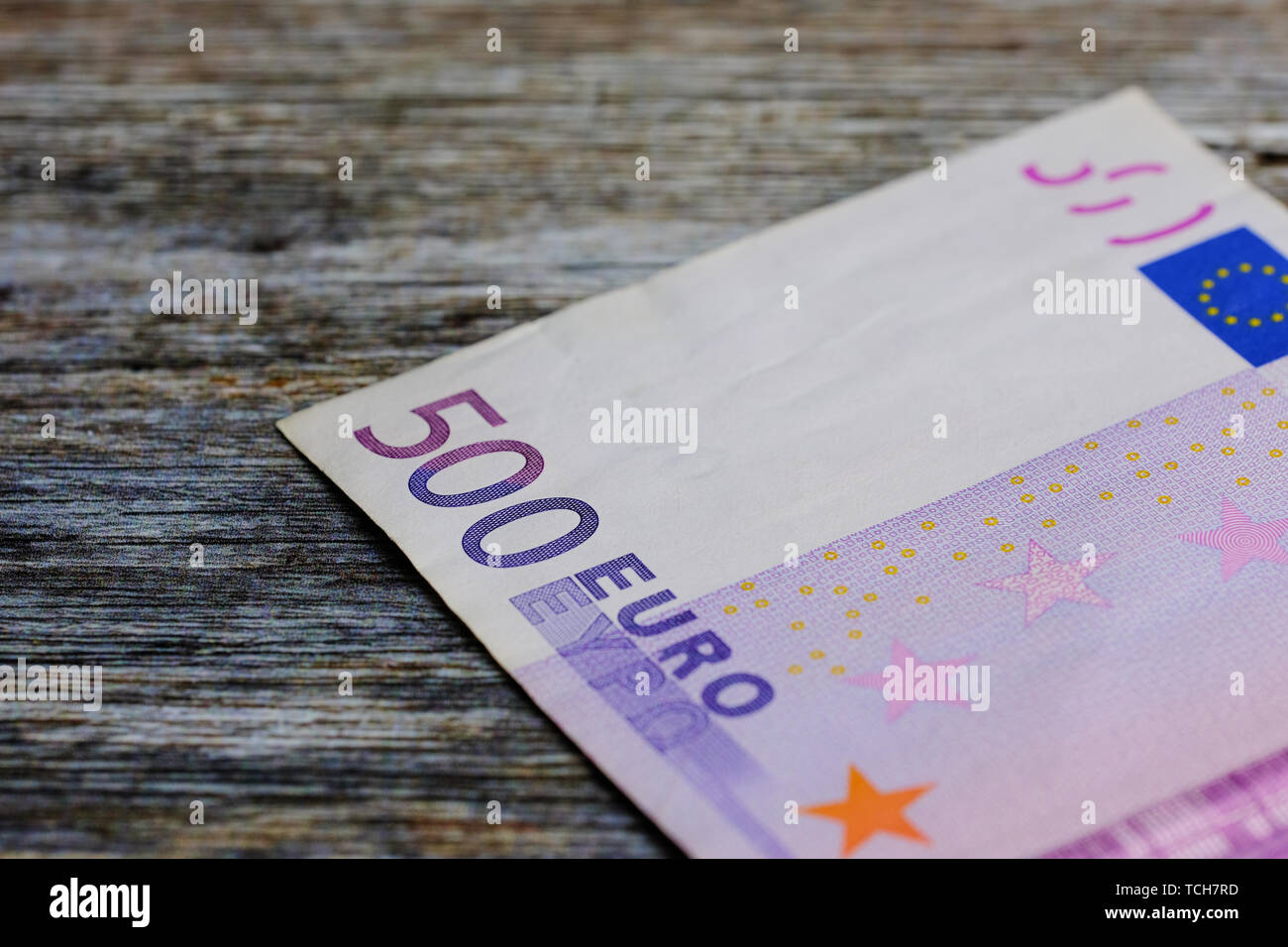 Macro photo de cinq cents euros billet par fond brun en bois Banque D'Images