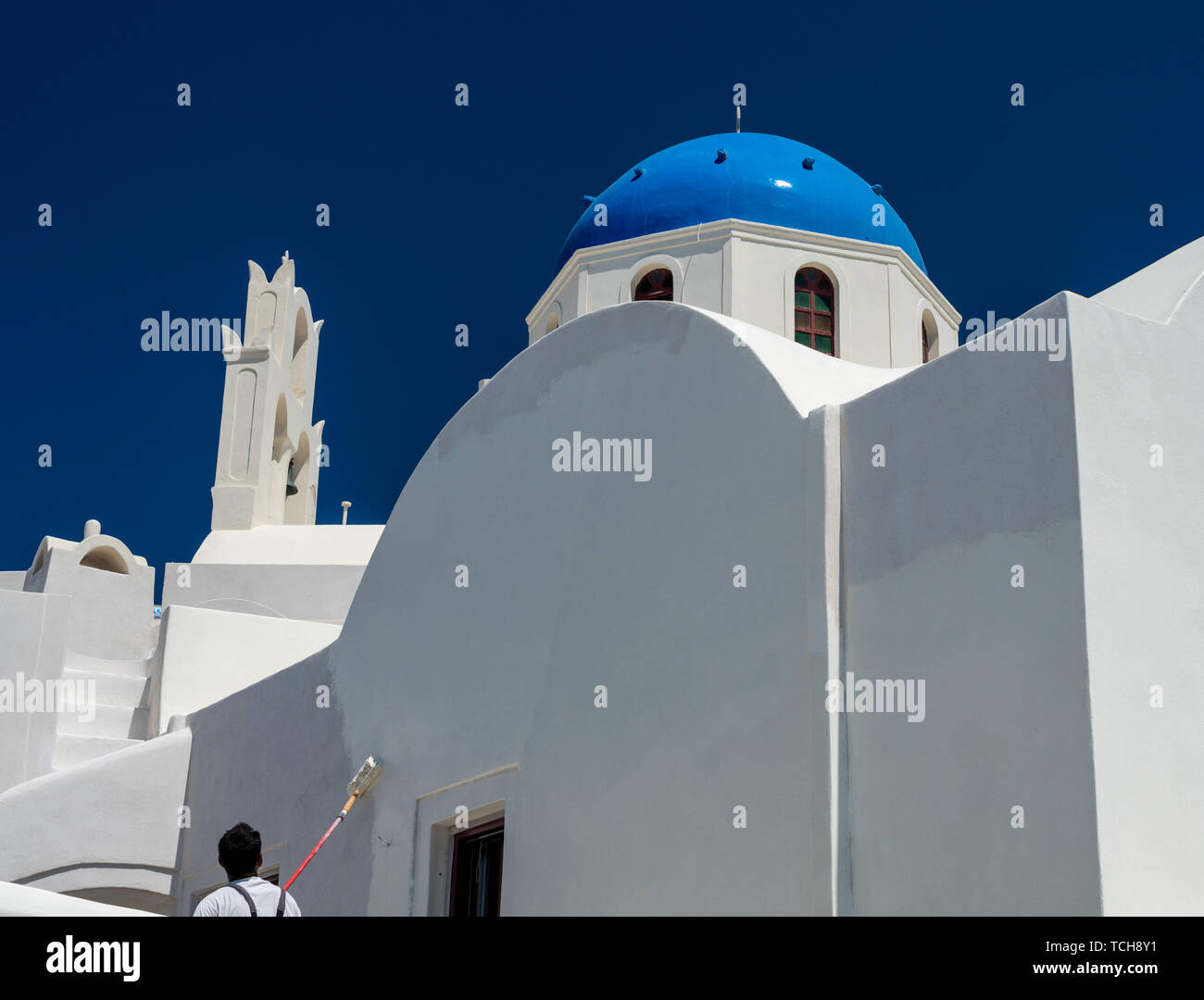 Maison troglodyte traditionnelle repeindre travailleur sur Santorini Banque D'Images