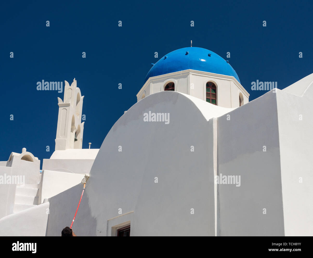 Maison troglodyte traditionnelle repeindre travailleur sur Santorini Banque D'Images