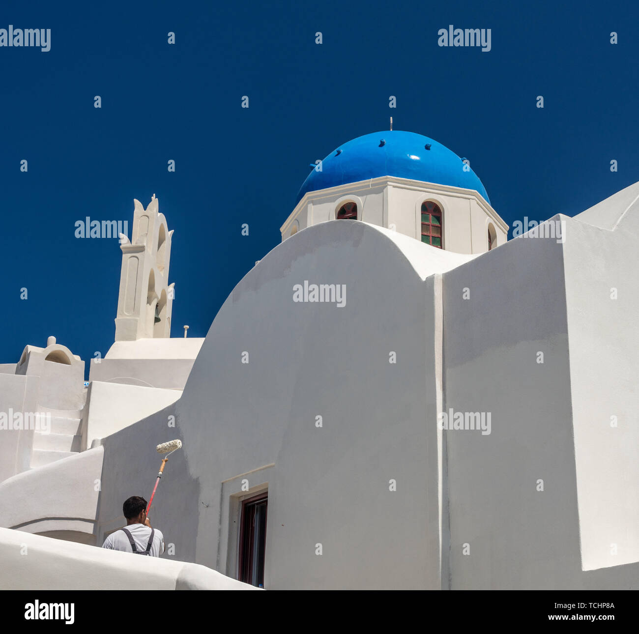 Maison troglodyte traditionnelle repeindre travailleur sur Santorini Banque D'Images