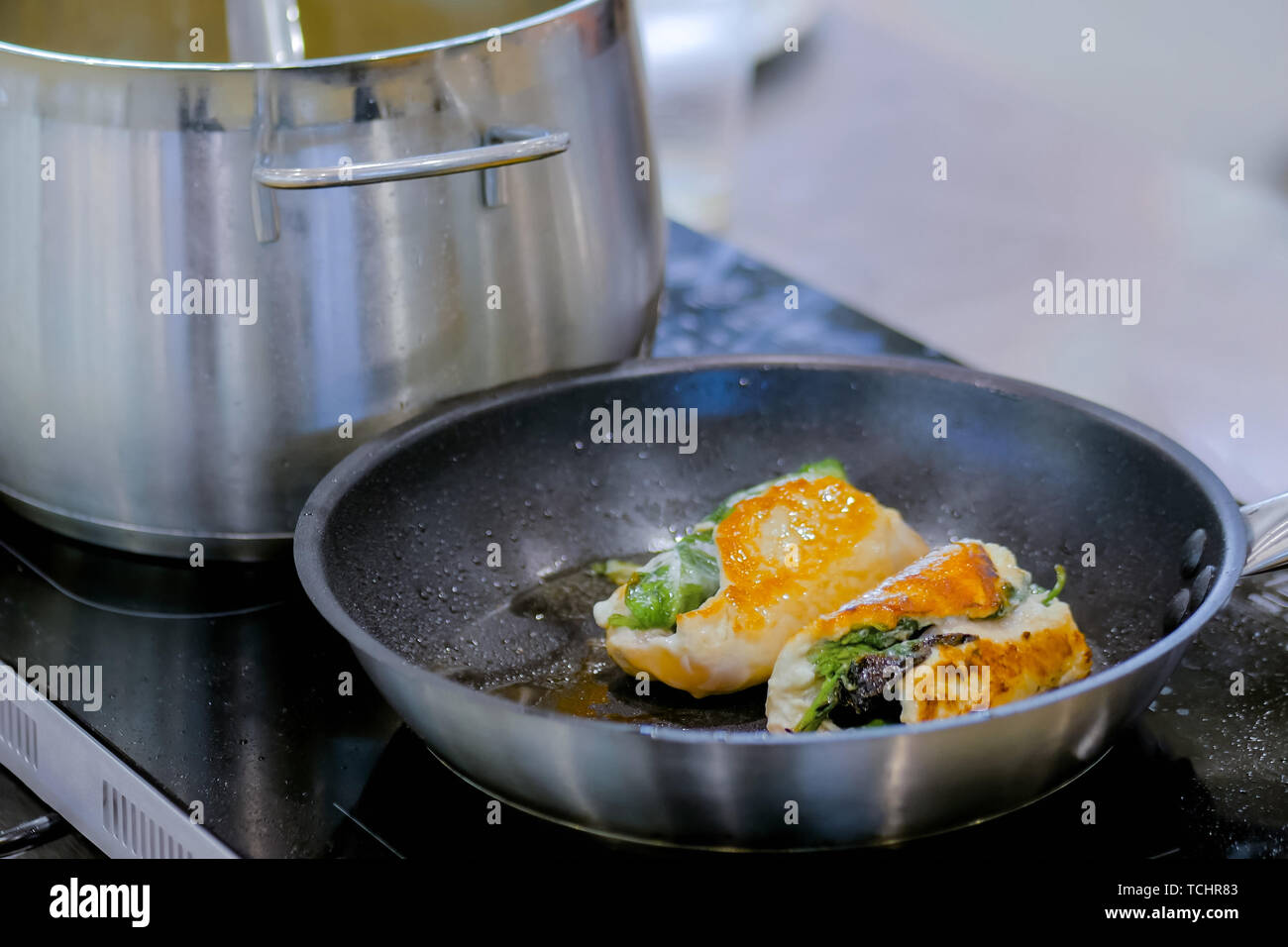 Roulades de poulet aux fines herbes friture en pan Banque D'Images