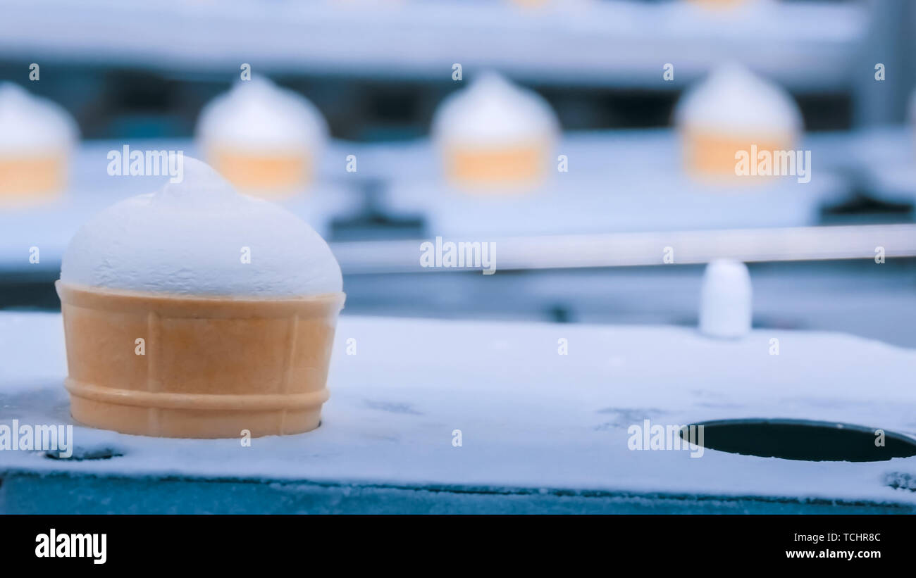 La technologie d'automatisation concept - convoyeur à bande avec cônes icecream à food factory Banque D'Images