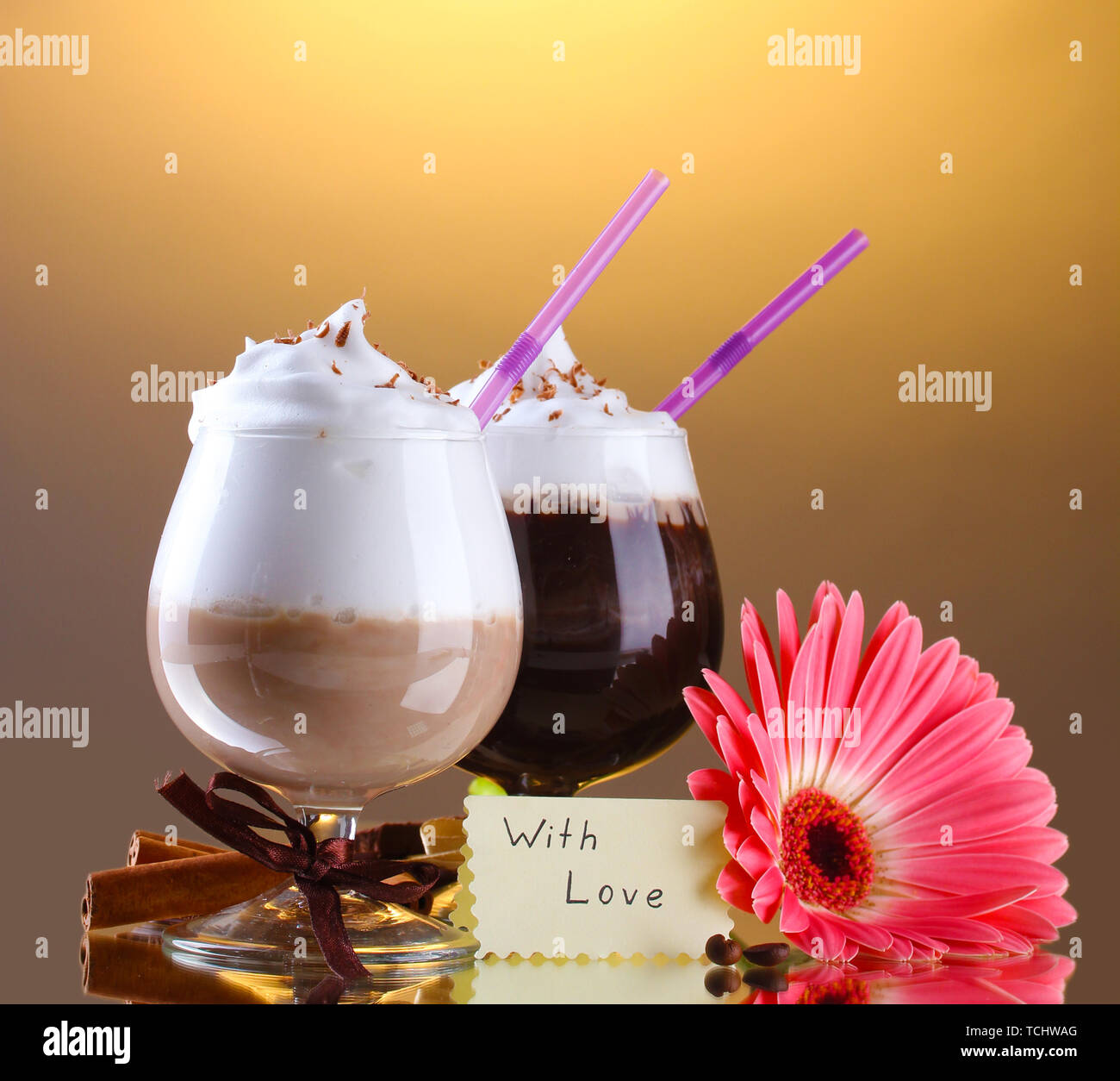 Verres de cocktail et café gerbera flower sur fond brun Banque D'Images