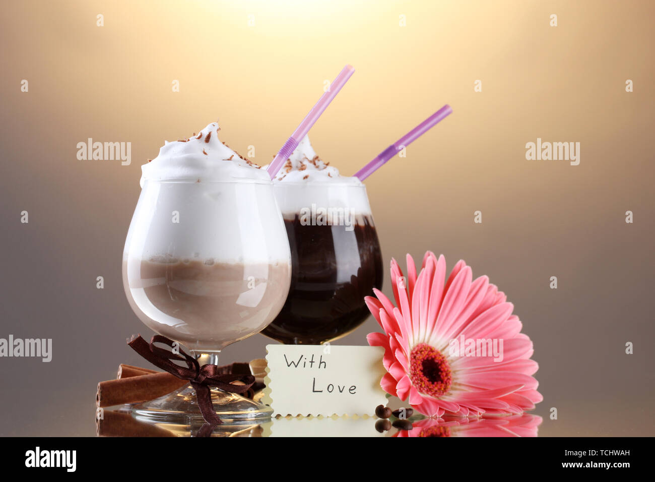 Verres de cocktail et café gerbera flower sur fond brun Banque D'Images