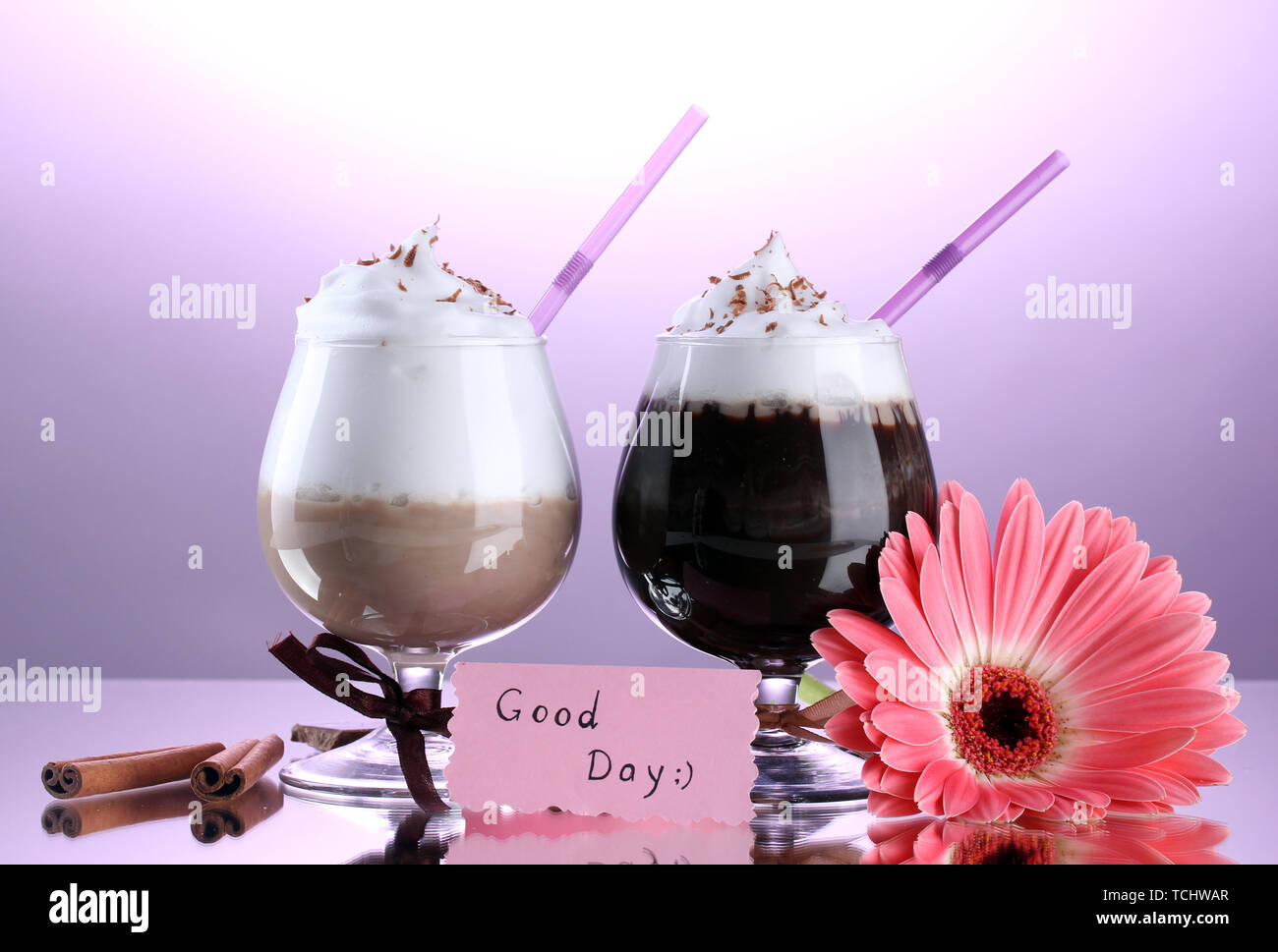 Verres de cocktail et café gerbera flower sur fond violet Banque D'Images