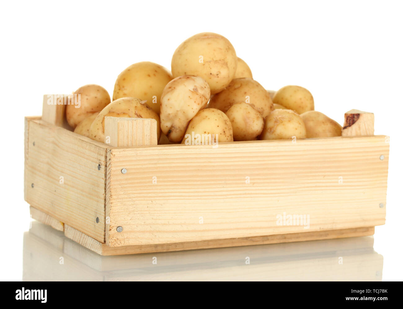 Les jeunes pommes de terre dans une boîte en bois isolé sur blanc close-up Banque D'Images