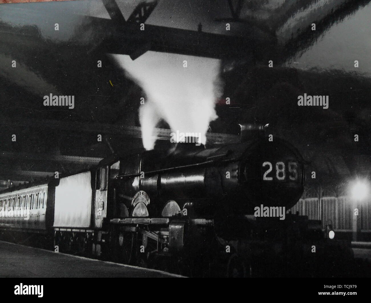 Une nuit express part de Shrewsbury sous le grand toit noir. Train à vapeur à la gare de Shrewsbury, dans les années 1950. Shrewsbury, Shropshire, England, UK Banque D'Images