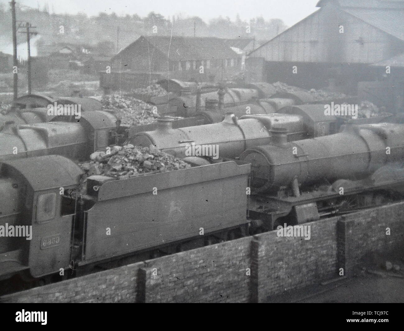 Hangars et moteur à vapeur, trains à la gare de Shrewsbury, dans les années 1950. Shrewsbury, Shropshire, England, UK Banque D'Images