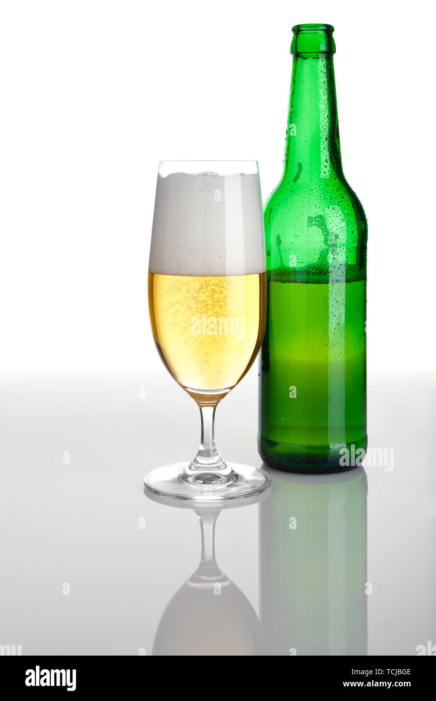 Verre de bière à moitié pleine, bouteille de bière à moitié vide Banque D'Images
