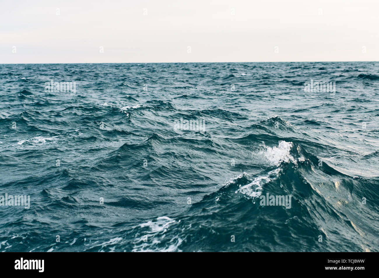 Fond de l'eau de mer bleu foncé, tons de bleu sur la mer Noire Photo Stock  - Alamy