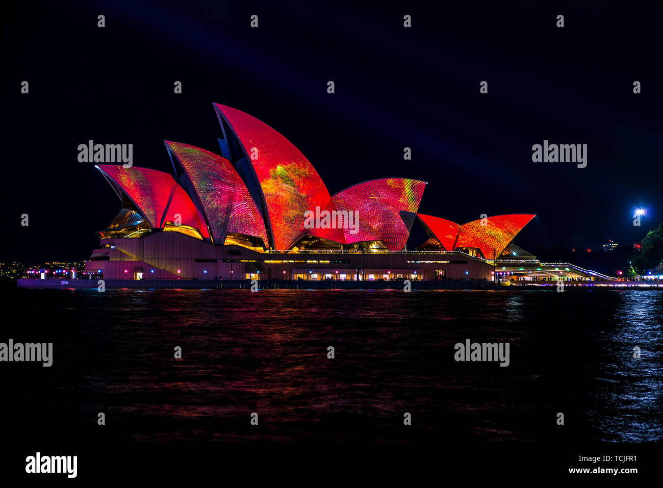L'Opéra de Sydney la nuit au cours de la populaire fête des lumières vives. Sydney, Australie. Banque D'Images