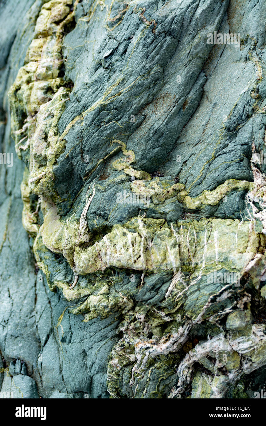 Avec l'arrière-plan minéral vert rock close up, texture de pierre précieuse, l'olivine, l'amazonite, l'amphibolite, géologie historique Banque D'Images