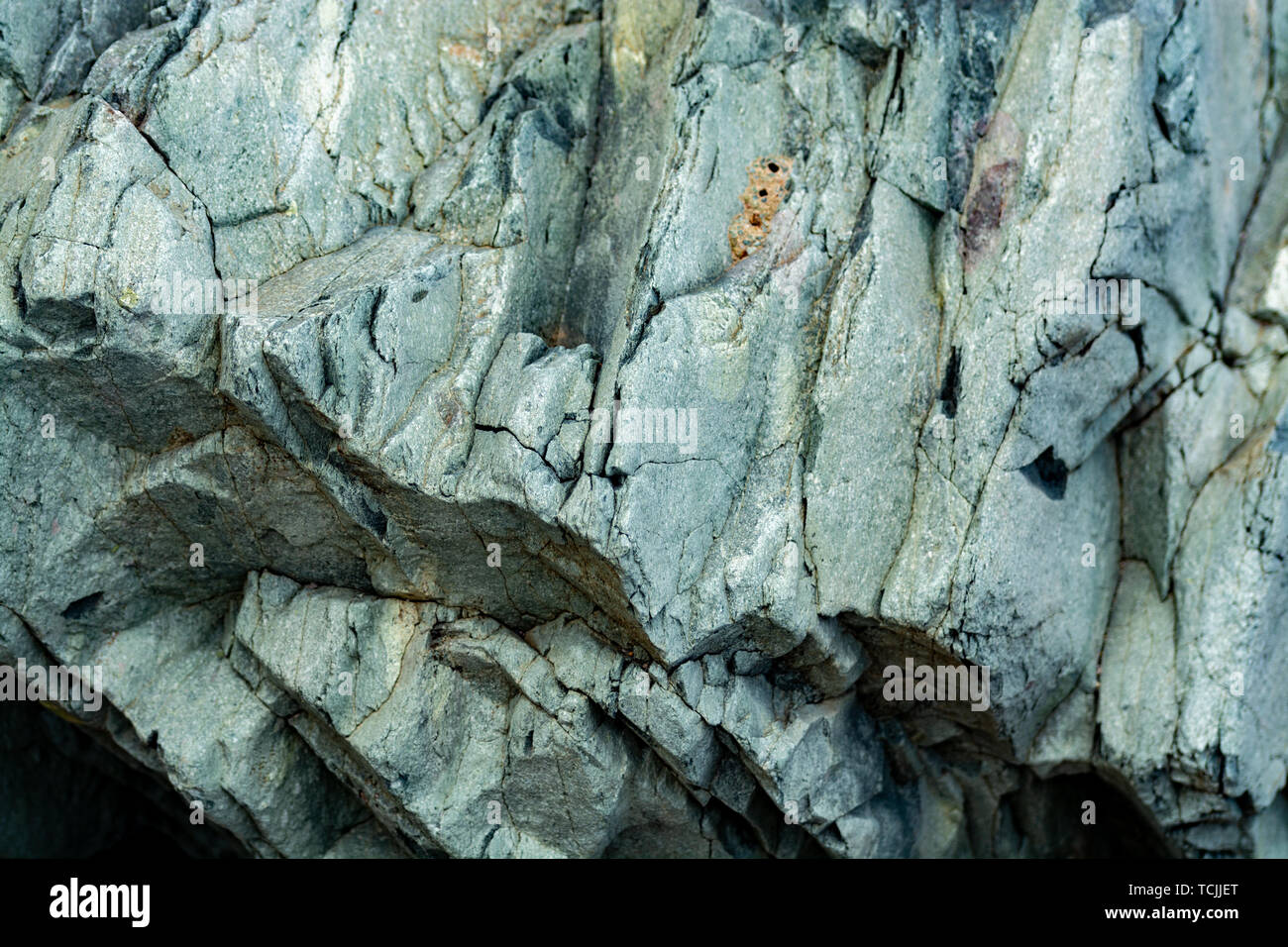 Avec l'arrière-plan minéral vert rock close up, texture de pierre précieuse, l'olivine, l'amazonite, l'amphibolite, géologie historique Banque D'Images