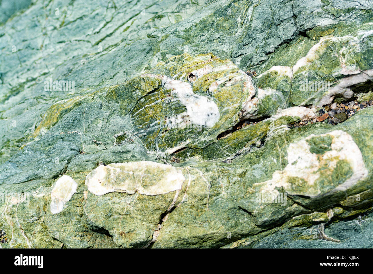 Avec l'arrière-plan minéral vert rock close up, texture de pierre précieuse, l'olivine, l'amazonite, l'amphibolite, géologie historique Banque D'Images