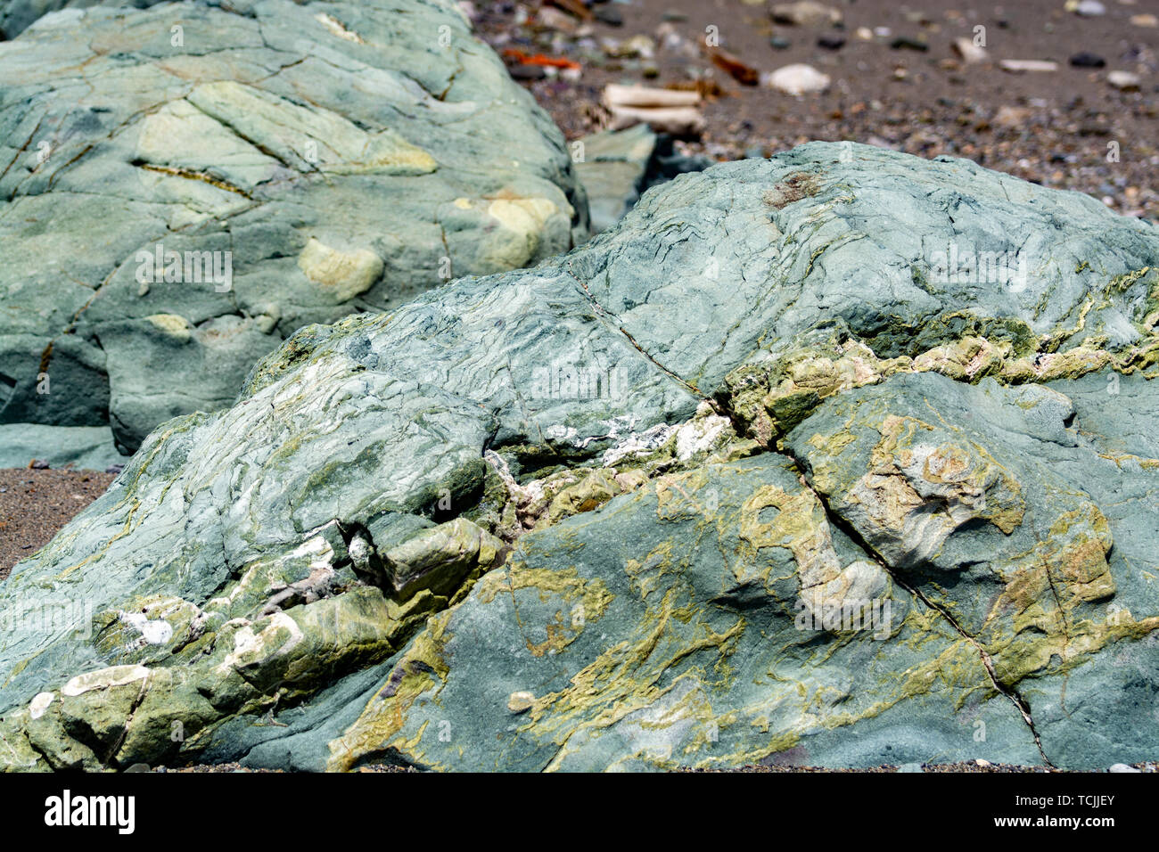 Avec l'arrière-plan minéral vert rock close up, texture de pierre précieuse, l'olivine, l'amazonite, l'amphibolite, géologie historique Banque D'Images