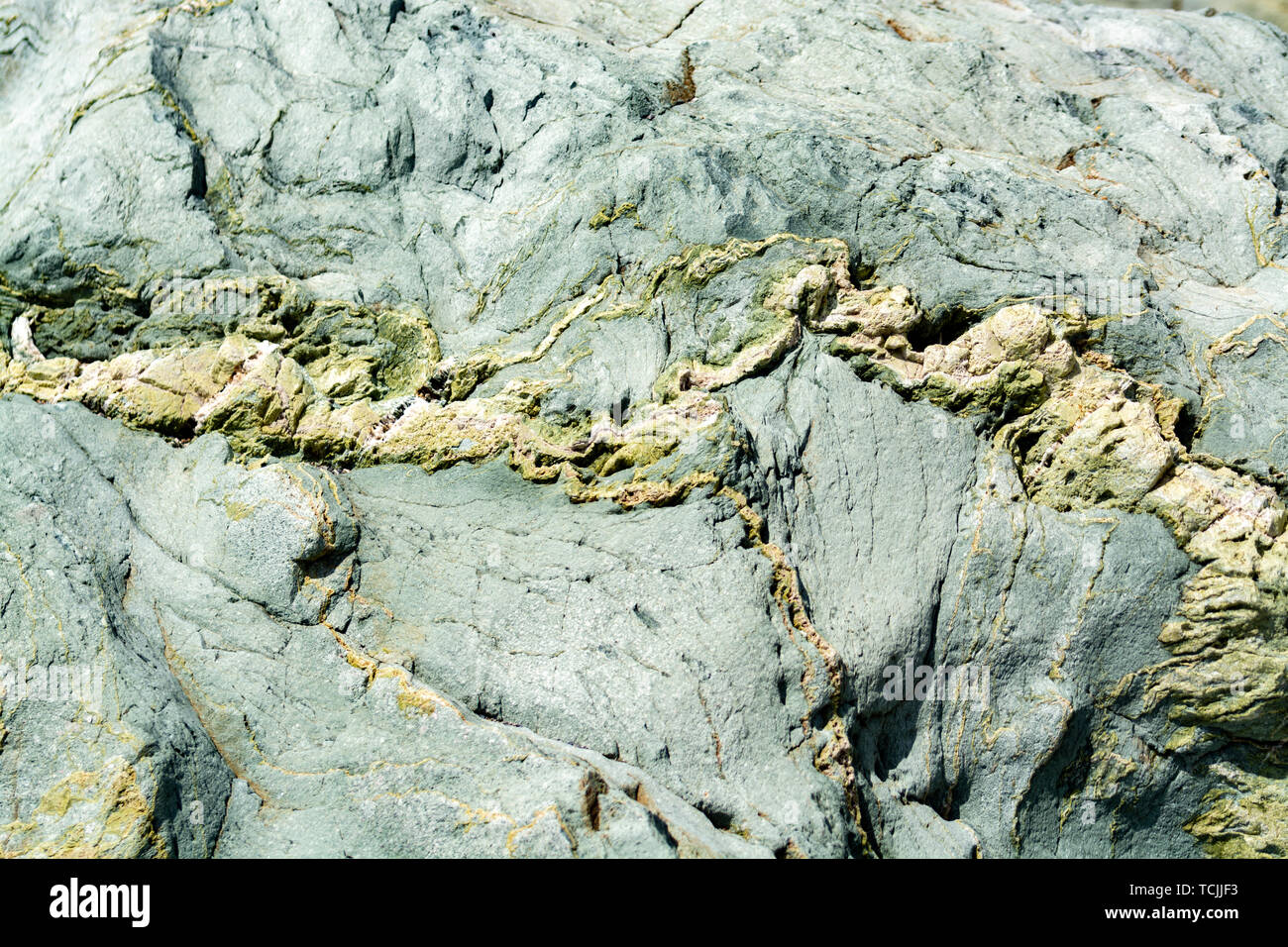 Avec l'arrière-plan minéral vert rock close up, texture de pierre précieuse, l'olivine, l'amazonite, l'amphibolite, géologie historique Banque D'Images
