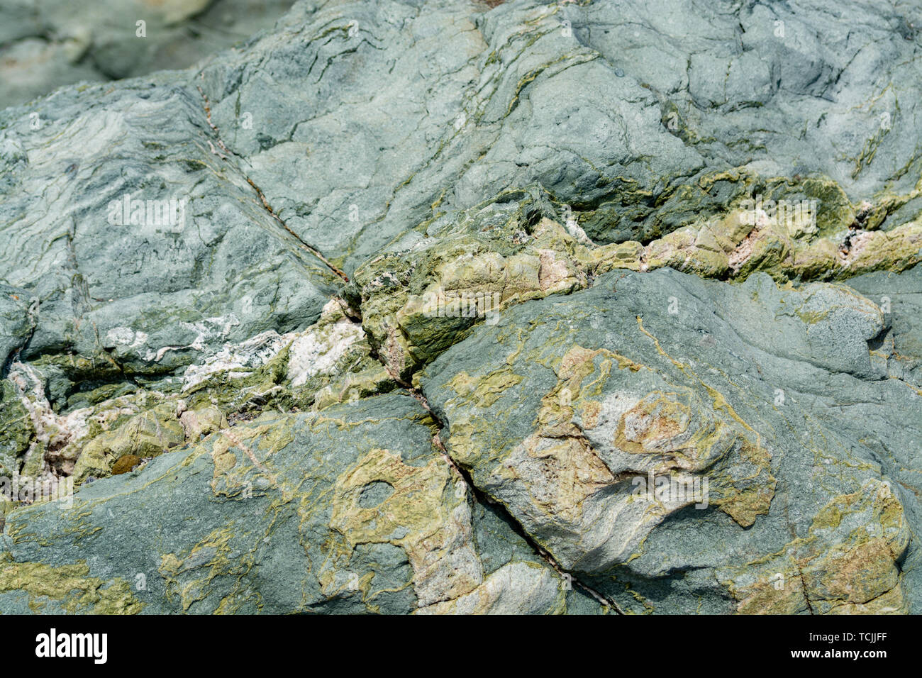 Avec l'arrière-plan minéral vert rock close up, texture de pierre précieuse, l'olivine, l'amazonite, l'amphibolite, géologie historique Banque D'Images