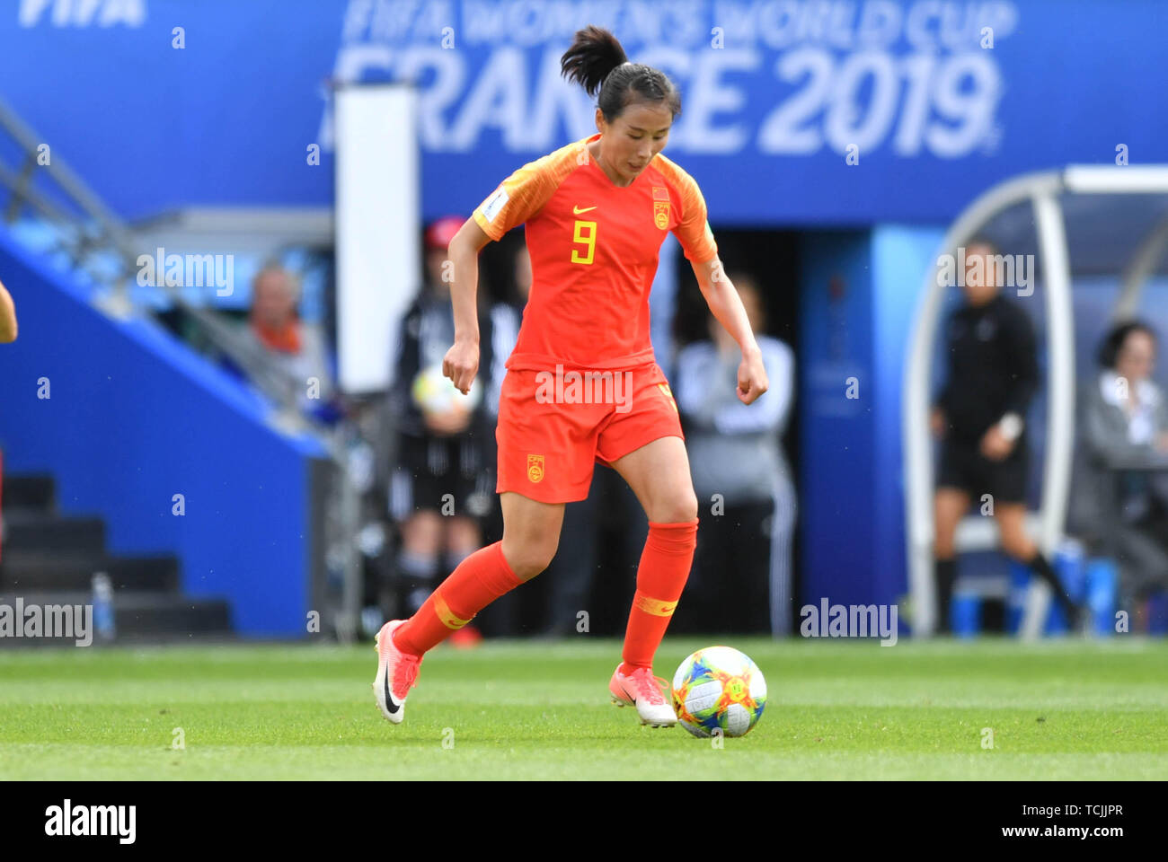 8 juin 2019 Rennes, France Championnats du monde Femmes Football Allemagne / Chine Li Yang (Chine) (9) avec la balle en milieu de terrain Banque D'Images