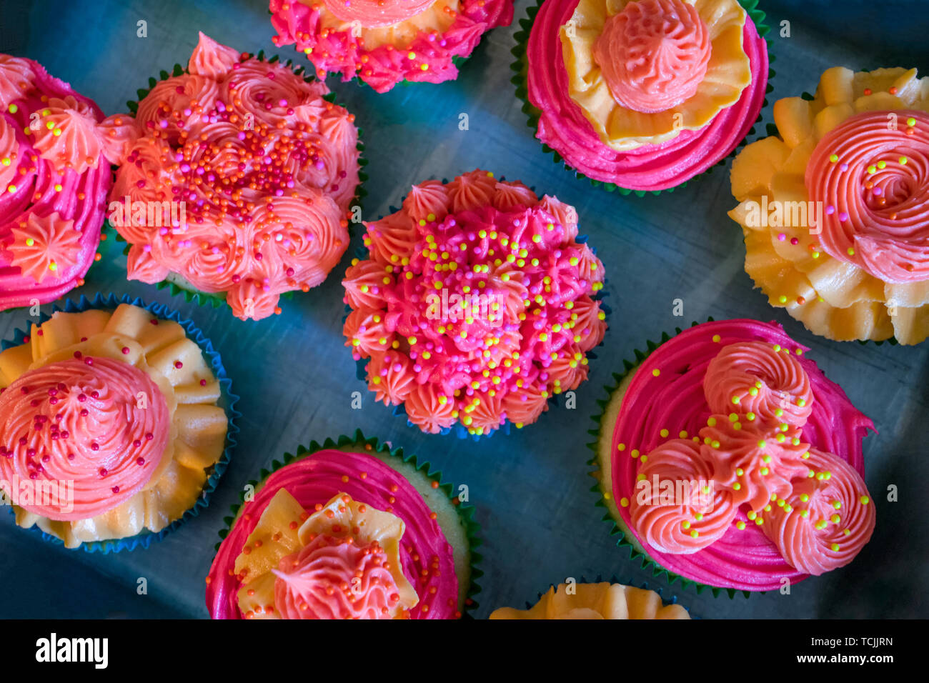 Des cupcakes avec glaçage décoratif. Banque D'Images