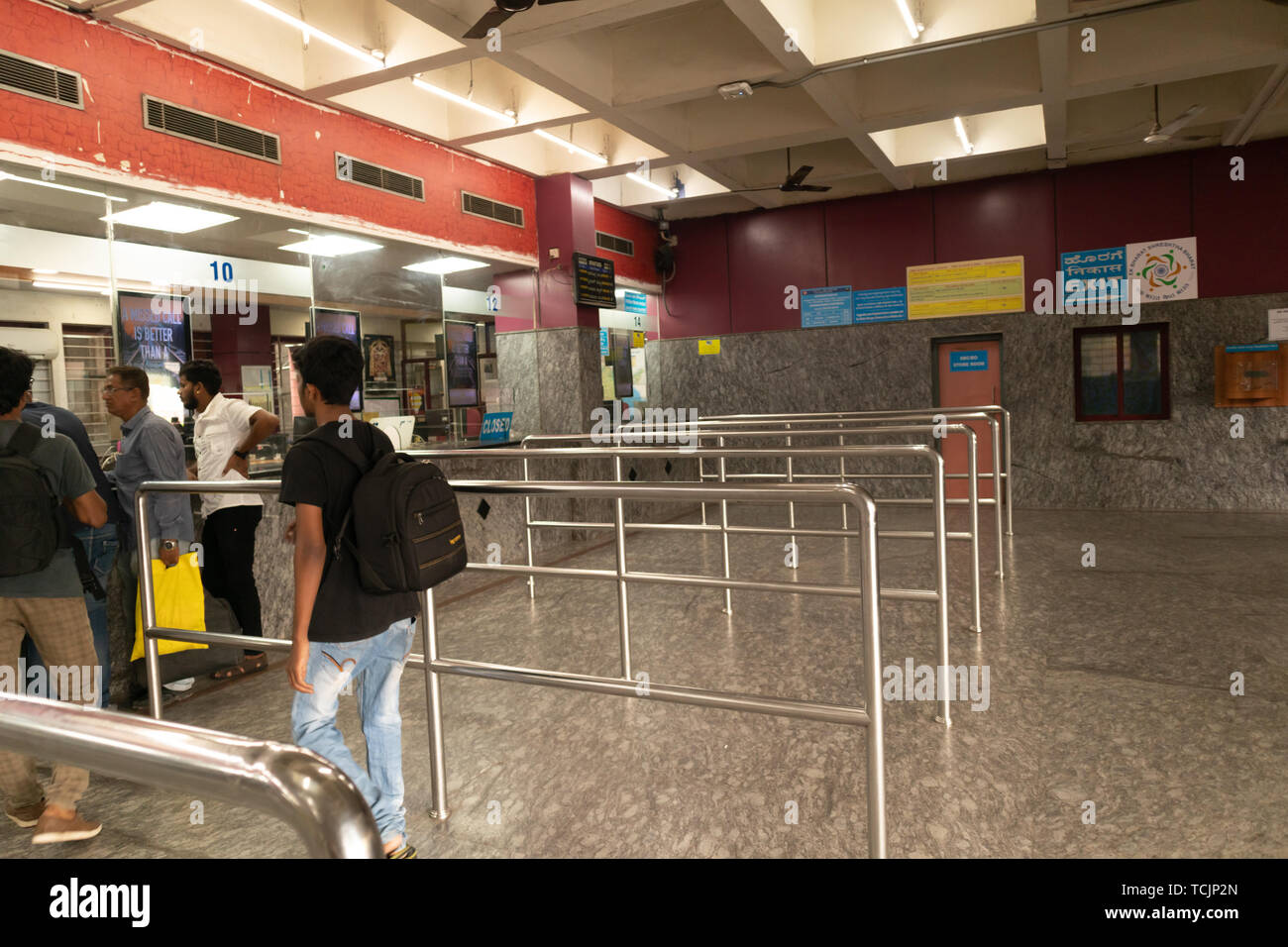 Bangalore Inde - 3 juin 2019 : personnes non identifiées à la file d'acheter des billets à la gare de Bangalore. Banque D'Images