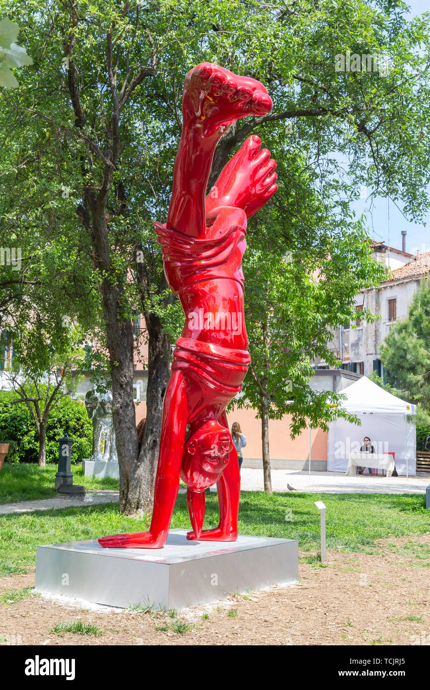 Venise Italie - 25 mai 2019 : Biennale Arte 2019 Sculpture Nena par Idan Zareski à Giardini della Marinaressa Banque D'Images