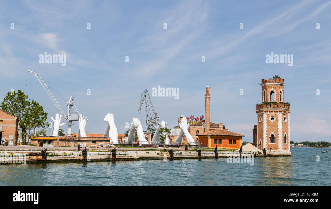 Venise Italie - 25 mai 2019 : Biennale Arte Sculpture 2019 Bâtir des ponts par Lorenzo Quin représentant l'amitié, la sagesse, l'aide, la foi, l'espérance et l'amour Banque D'Images
