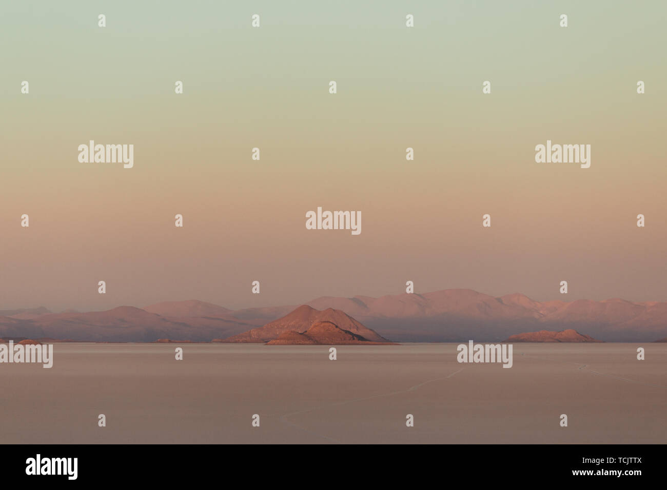 Lever de soleil sur les salines de Salar de Uyuni, Bolivie Banque D'Images