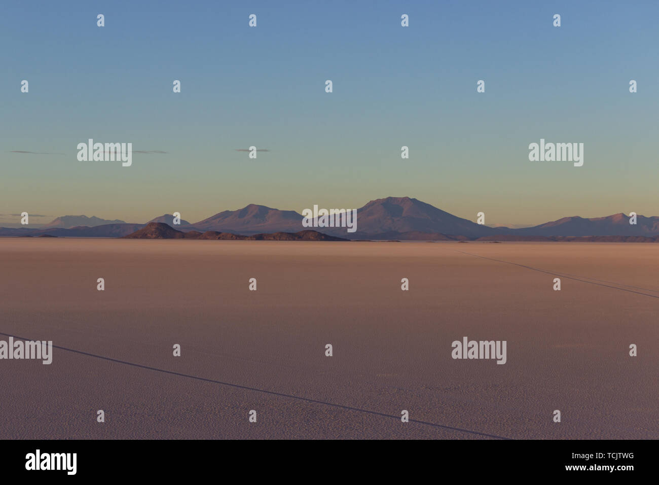 Lever de soleil sur les salines de Salar de Uyuni, Bolivie Banque D'Images