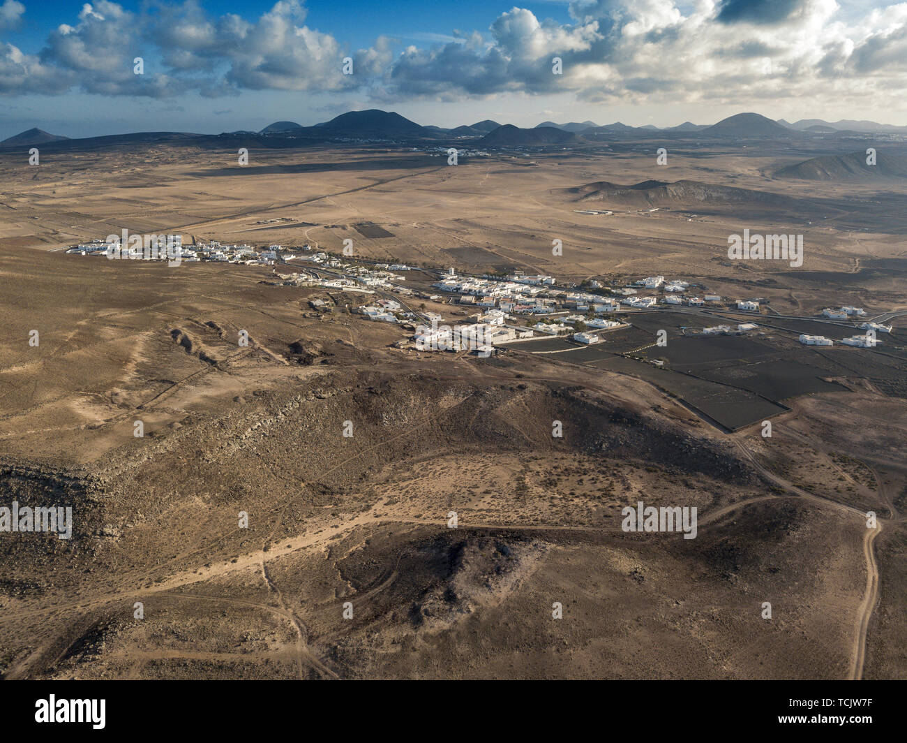 Vue aérienne d'un paysage désertique, sur l'île de Lanzarote, îles Canaries, Espagne. Montagnes du village de Soo et à l'arrière-plan. Los Jameos Playa Banque D'Images