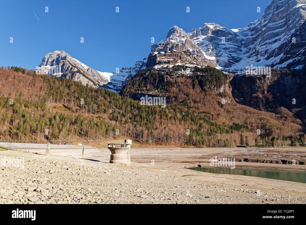 Les gens qui marchent sur les bas du lac Klöntal Klöntalersee (Kloental en vallée) - Seerüti Seerueti), Schwytz (Alpes, canton Glaris, Suisse Banque D'Images