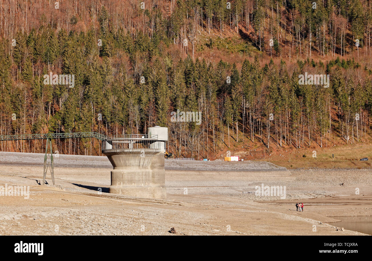 Les gens qui marchent sur les bas du lac Klöntal Klöntalersee (Kloental en vallée) - Seerüti Seerueti), Schwytz (Alpes, canton Glaris, Suisse Banque D'Images